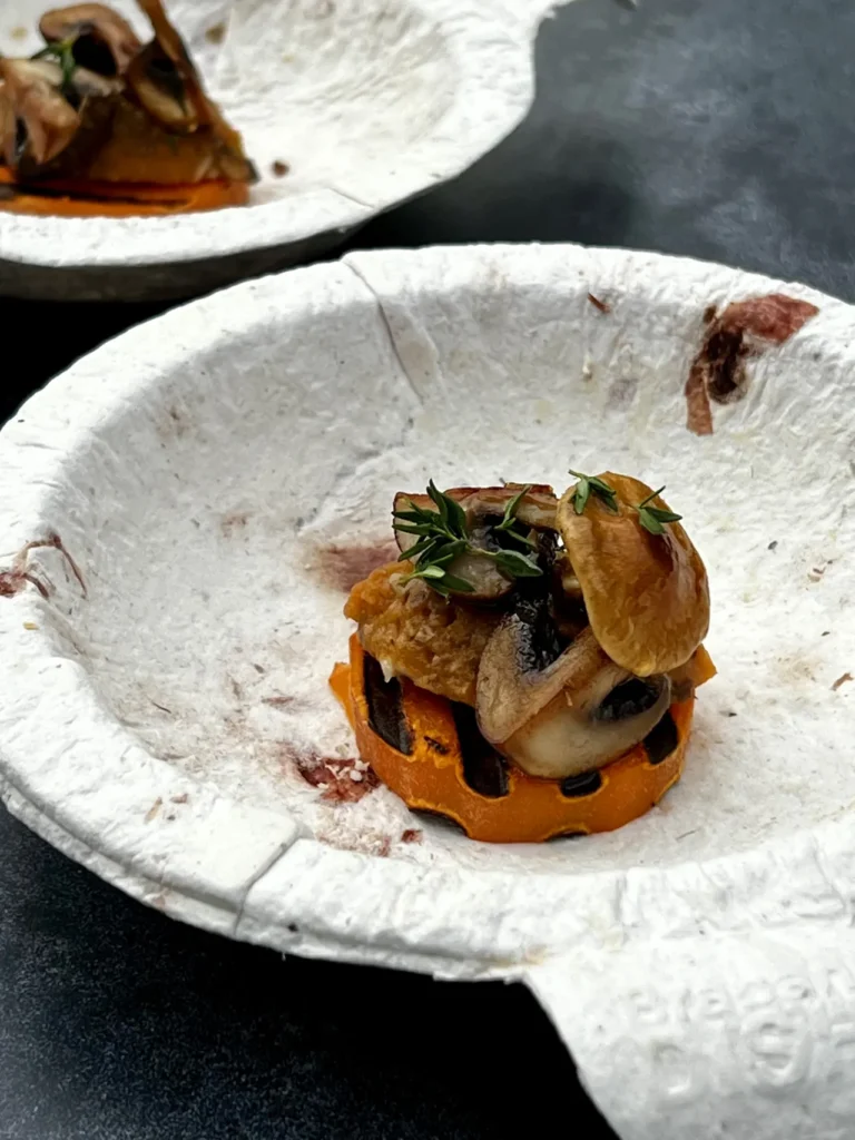 Zoete aardappel toast met paddenstoelenpuree